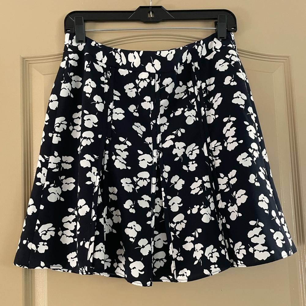 Ann Taylor Navy & White Floral Skirt Size 10 Petite